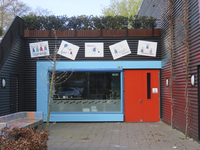 901617 Gezicht op een van de ingangen van het Kromme Rijn College (Kranenburgerweg 20) te Utrecht, met daarboven enkele ...